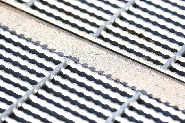 マンション共用部の悩み 雨水の水はけ問題とは