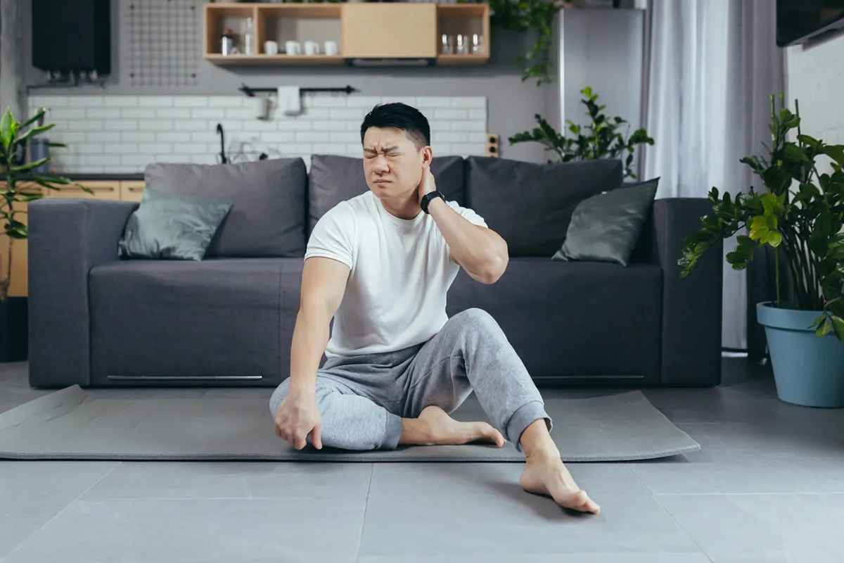 マンション室内で楽しめるエクササイズ 肩甲骨はがしのストレッチで肩こり解消